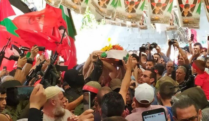 الآلآف يشيعون الشهيد الطفل أبو رومي بالقدس
