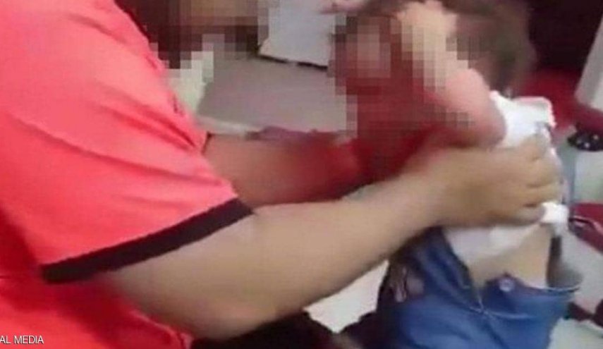 بعد الفيديو الصادم.. شرطة الرياض تعتقل 'معذب الرضيعة'
