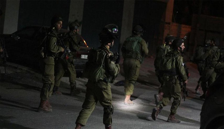 اعتقال 55 فلسطينيا بينهم والدة أسير في الضفة الغربية