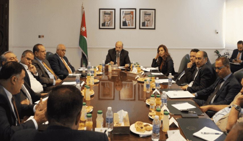 الرزاز يعلق على ازمة المعلمين في الأردن