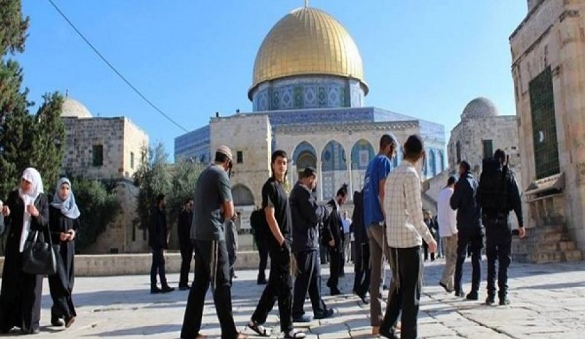 مجموعات من المستوطنين يقتحمون المسجد الاقصى المبارك