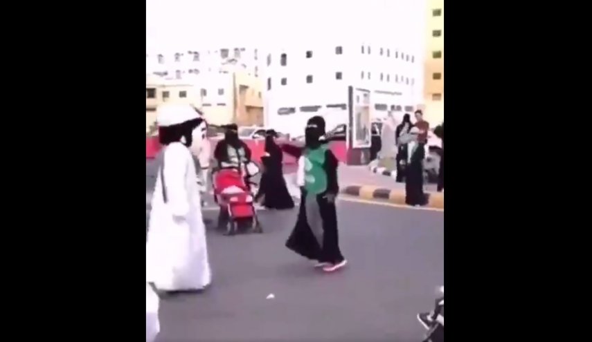 ناشطة عمانية تطالب بوضع مكة والمدينة تحت إدارة سلطنة عمان