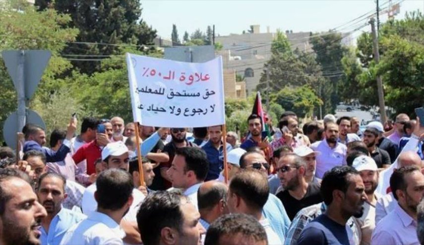 التعليم الأردنية تهدد المعلمين المضربين