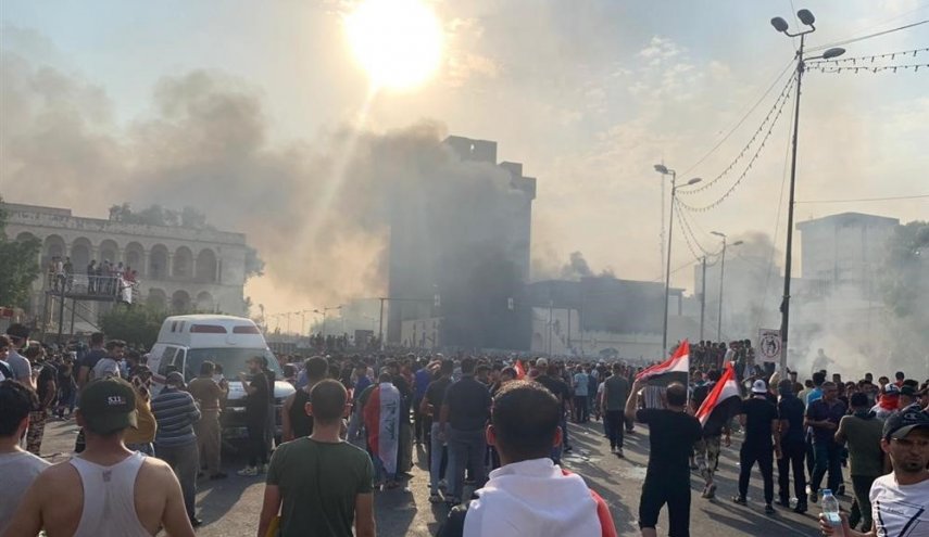 بالصور.. اندلاع حريق بمبنى قرب جسر الجمهوري وسط بغداد
