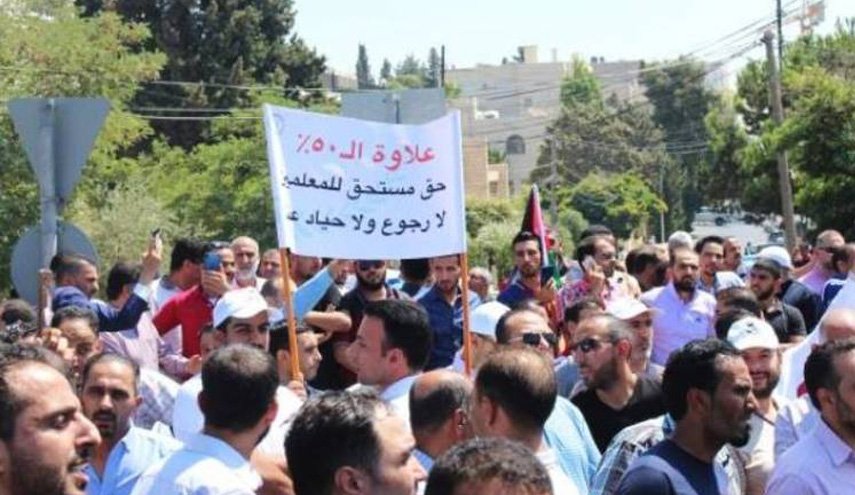 الاردن.. هكذا يتبادل المعلمون والحكومة الكرة بينهما!
