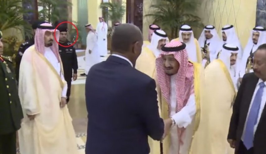 شاهد: أول ظهور رسمي لحارس الملك سلمان الجديد