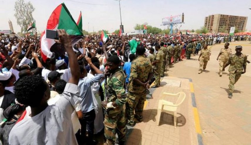 آلاف السودانيين يشيعون جثمان أحد مفقودي فض اعتصام الخرطوم
