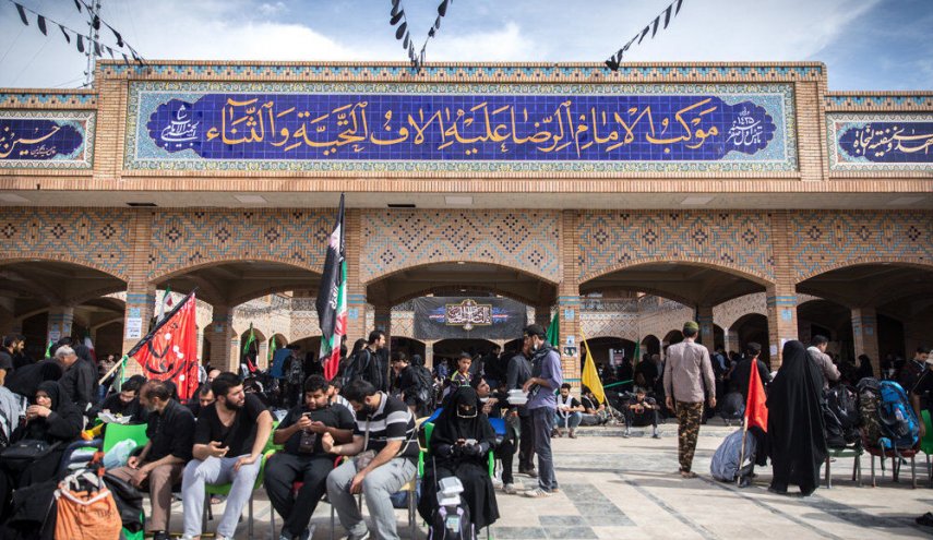 خدام الامام الرضا (ع) يقدمون الخدمات لزوار الاربعين في 6 منافذ حدودية