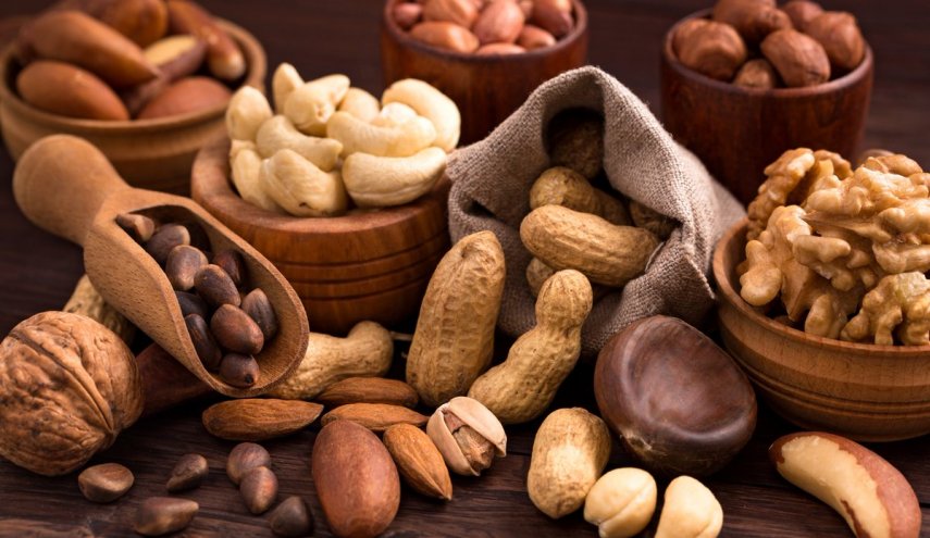 احذروا مخاطر المكسرات النيئة