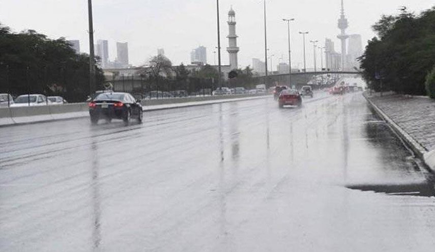امطار الكويت بدأت قبل الأوان والمؤسسات الخدمية تستنفر
