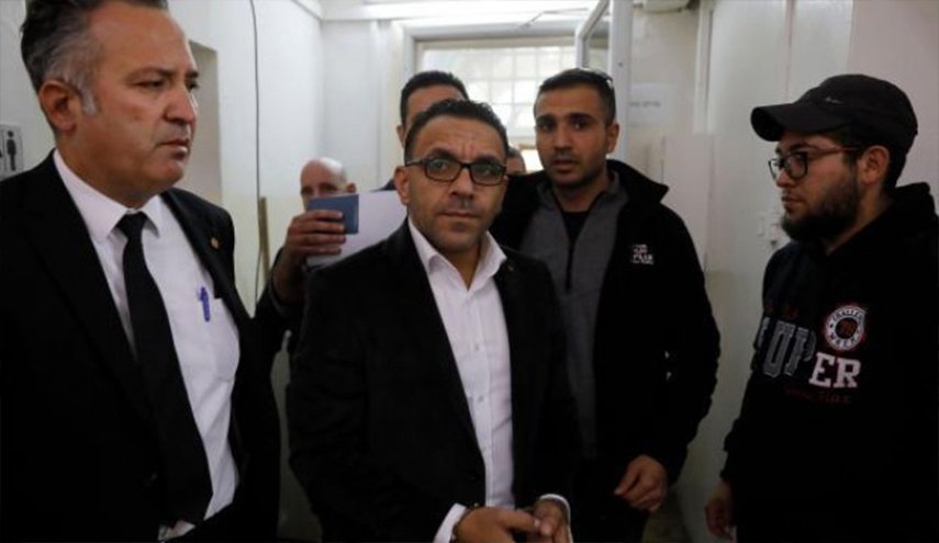 الاحتلال يعتقل محافظ القدس وأمين حركة فتح 