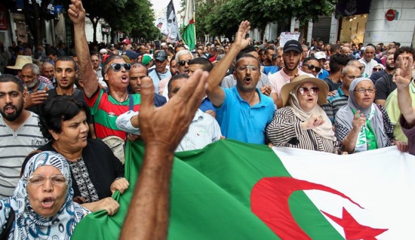 مسيرة شعبية جديدة بالجزائر... وصالح يهدد من يعرقل الانتخابات
