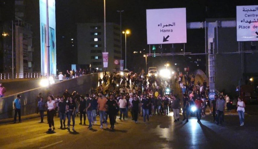 تظاهرات وتحرك شعبي في بيروت على وقع الضرائب الجديدة