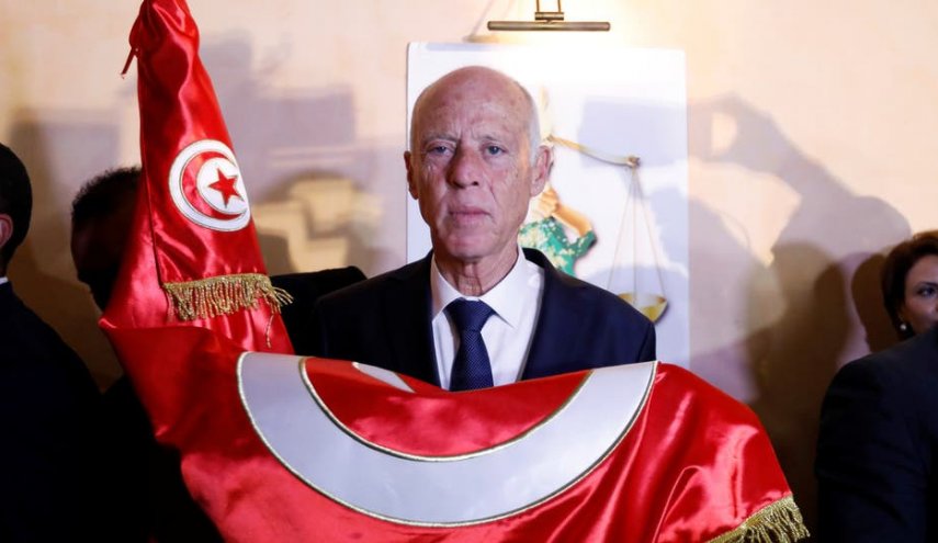 شاهد.. الرئيس التونسي قيس سعيد یذهب بسيارته الى القصر الرئاسي