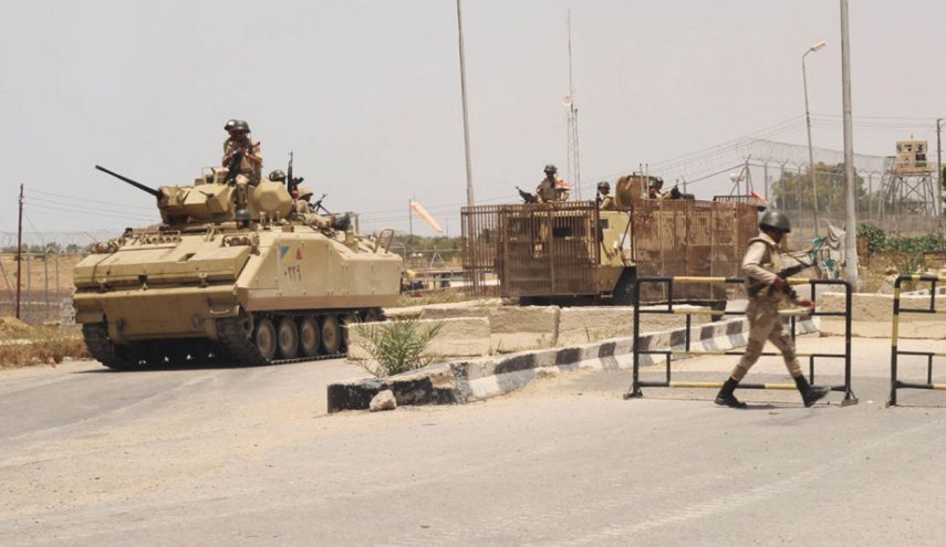 قذيفة طائشة تقتل وتصيب 15 شخصا بشمال سيناء المصرية
