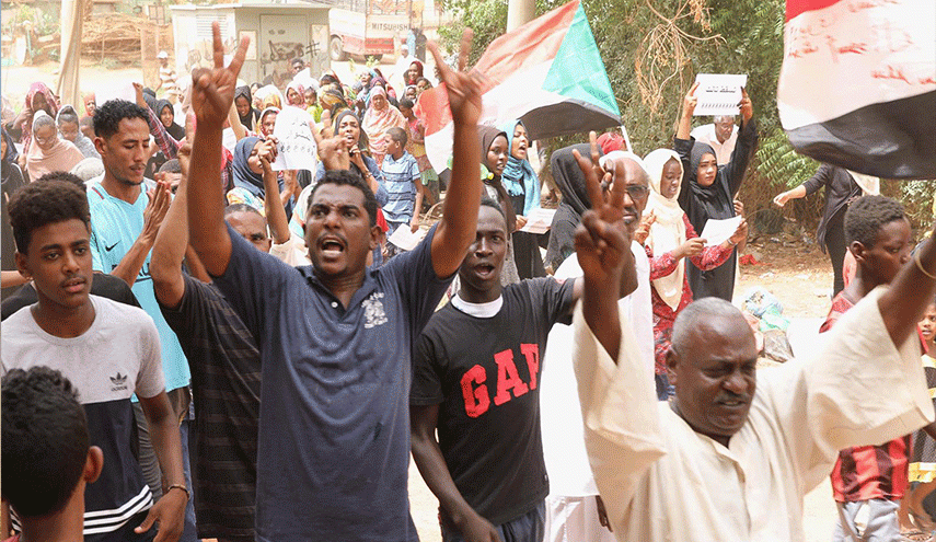 سودانيون يخرجون في مسيرات للمطالبة بحل حزب البشير
