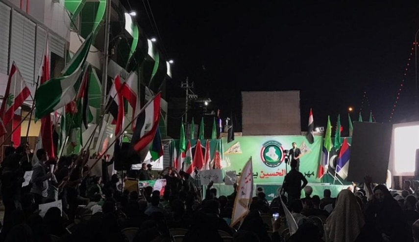 صور/ زوار الاربعين يهتفون ضد الغطرسة الامريكية