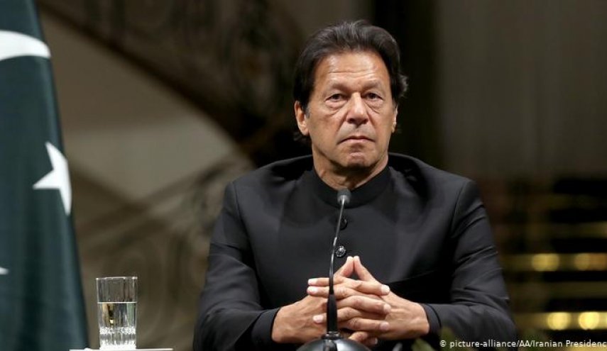 عمران خان: لا يمكن تحقيق تقدم في باكستان دون إعطاء الأولوية للتعليم 