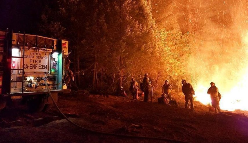 حرائق كاليفورنيا.. تدمير منازل وقطع كهرباء وإجلاء الآلاف
