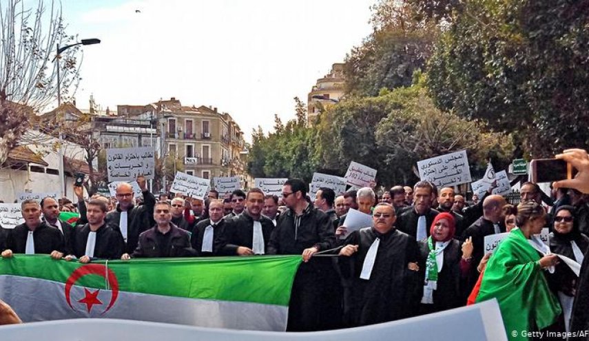 عصيان وتمرد القضاة في الجزائر لأول مرة منذ الستينيات
