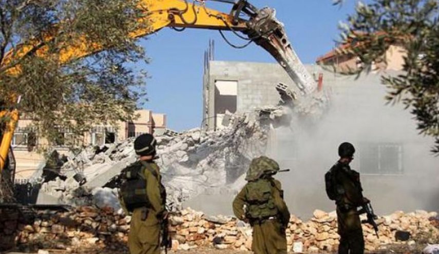 الاحتلال يجبر فلسطينيا على هدم منزله ذاتيا