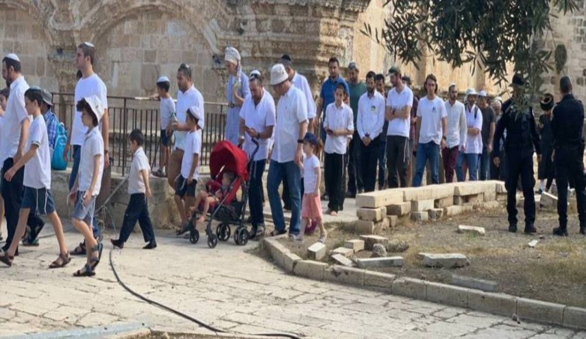 توتر بالأقصى المبارك بعد اقتحام المستوطنين له والصلاة فيه