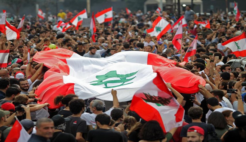 لبنان يعيد فتح أبواب بنوكه وعون يسعى إلى ’حل بعض العقد’