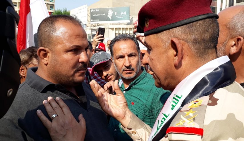 شاهد... ماذا فعل قائد عمليات بغداد مع المتظاهرين بساحة التحرير؟
