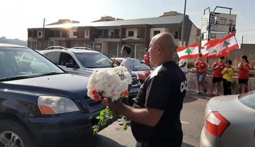 لبنان .. حواجز محبة وتوزيع ورود على المارة (صور)