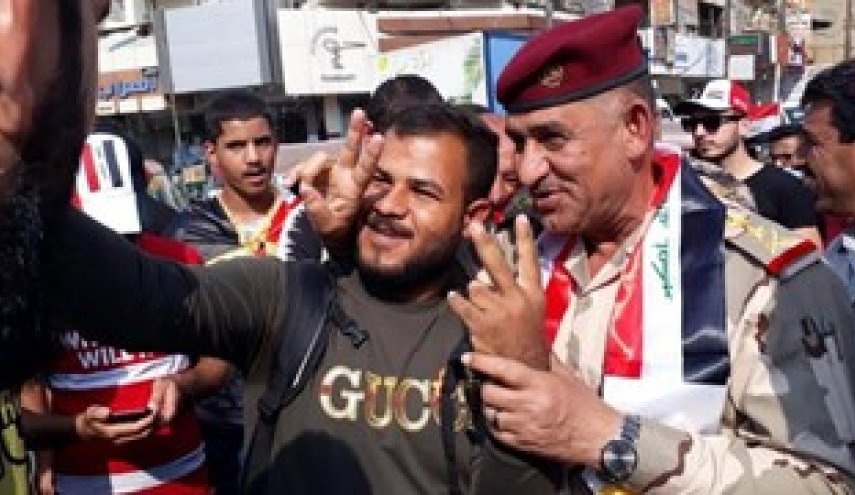 فرمانده بلندپایه عراقی در جمع معترضان بغداد حاضر شد + تصاویر
