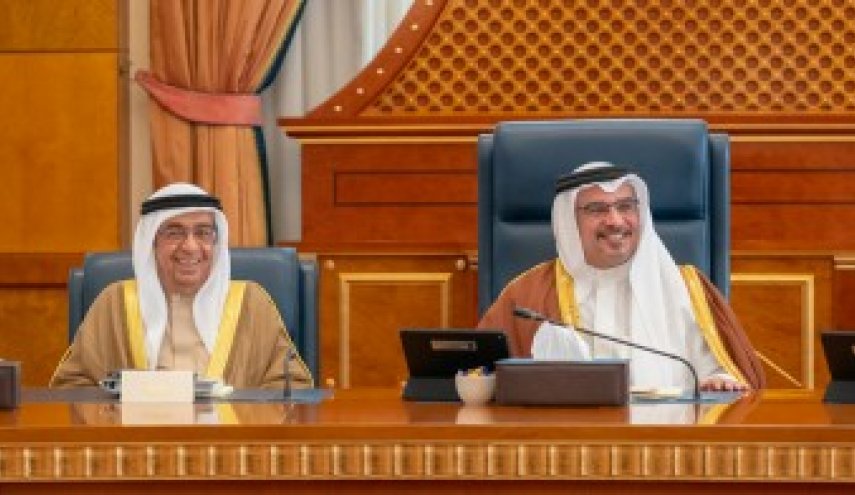 استمرار غياب رئيس وزراء البحرين عن اجتماعات الحكومة!
