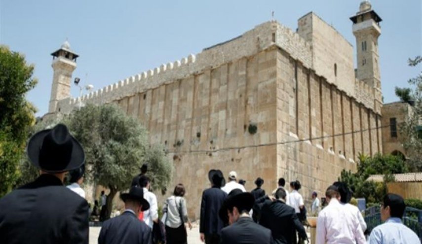 مستوطنون يهاجمون نائب رئيس حركة فتح ومحافظ الخليل