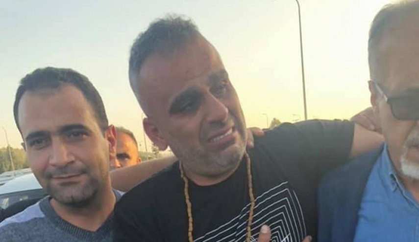 شاهد..اللحظات الاولى للافراج عن اسير فلسطيني بعد 14 عاما
