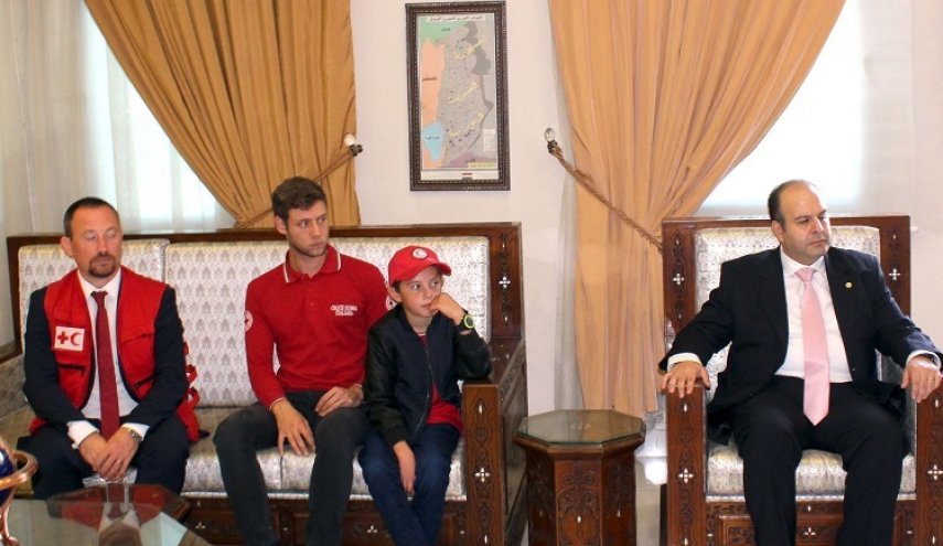بالتفاصيل..المقداد يعيد طفلا إيطاليا من محتجزي مخيم الهول لاهله
