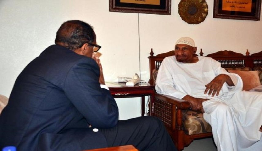 المهدي يدعو إلى تسليم البشير إلى المحكمة الجنائية