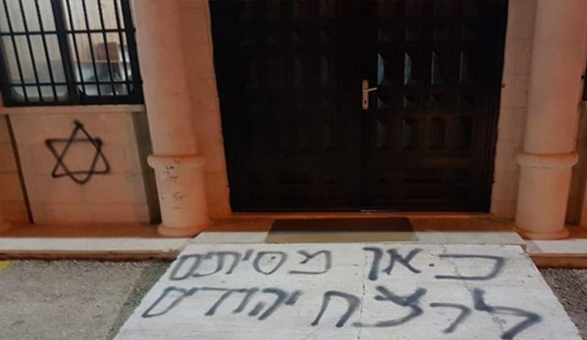 مستوطنون يخطون شعارات عنصرية شرق القدس