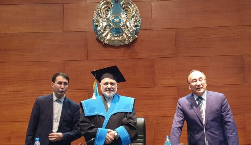 جامعة كازاخية تمنح ظريف درجة 