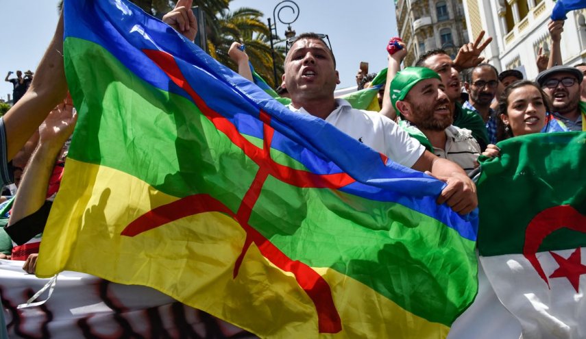 البدء بمحاكمة متظاهرين رفعوا الراية الأمازيغية في الجزائر