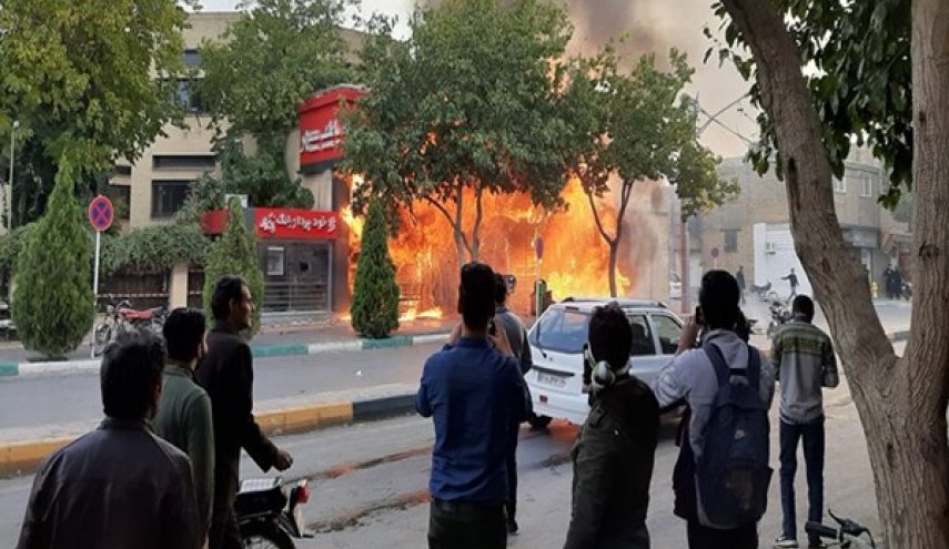 احتجاجات بذريعة رفع اسعار البنزين..نهب اكثر من 100 بنك ومتجر