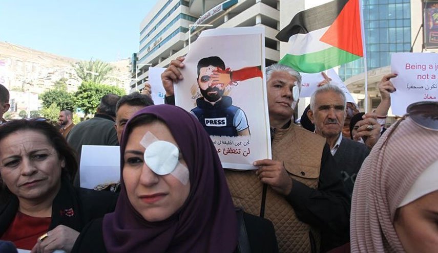 شلیک به چشم عکاس فلسطینی/ نظامیان صهیونیست تجمع خبرنگاران فلسطینی را به خشونت کشاندند