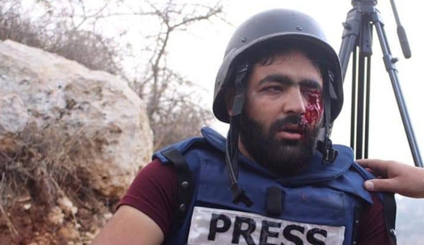 محتجون لبنانيون يرفعون صور صحفي فلسطيني فقد عينه برصاص الاحتلال
