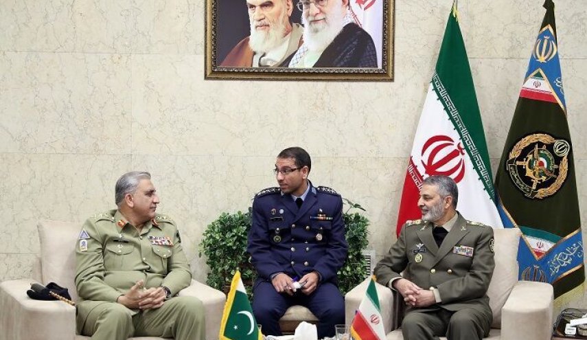 قائدا جيشي إيران وباكستان يبحثان توسيع التعاون الثنائي