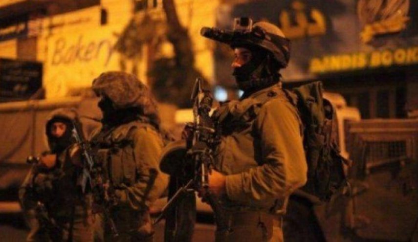 قوات الإحتلال تعتقل 8 فلسطينيين في الضفة الغربية