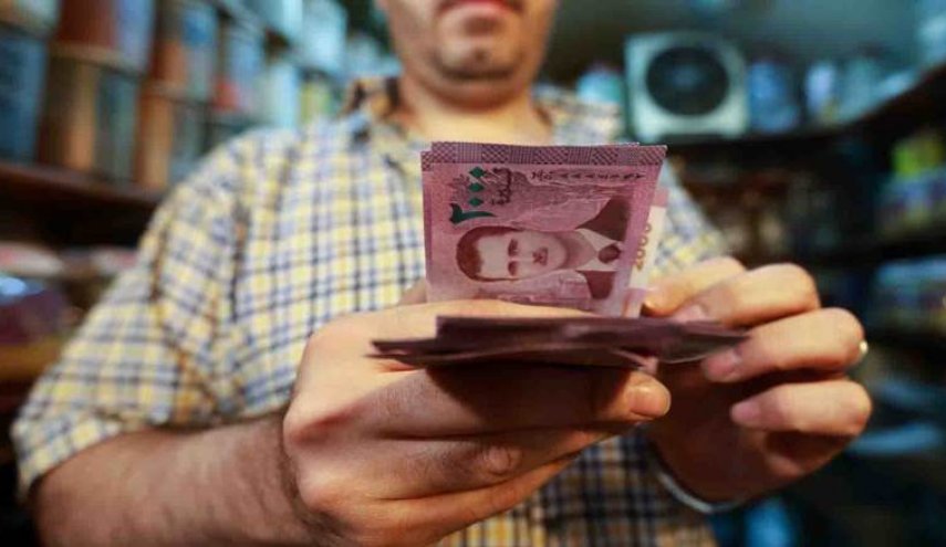 تفاصيل الحد من أزمة الليرة السورية