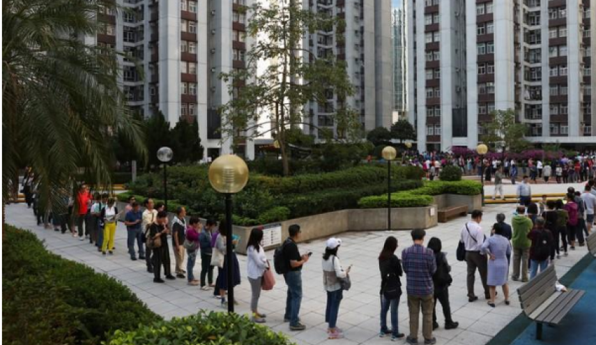 الناخبون في هونج كونج يصطفون مبكرا للتصويت خشية وقوع اشتباكات