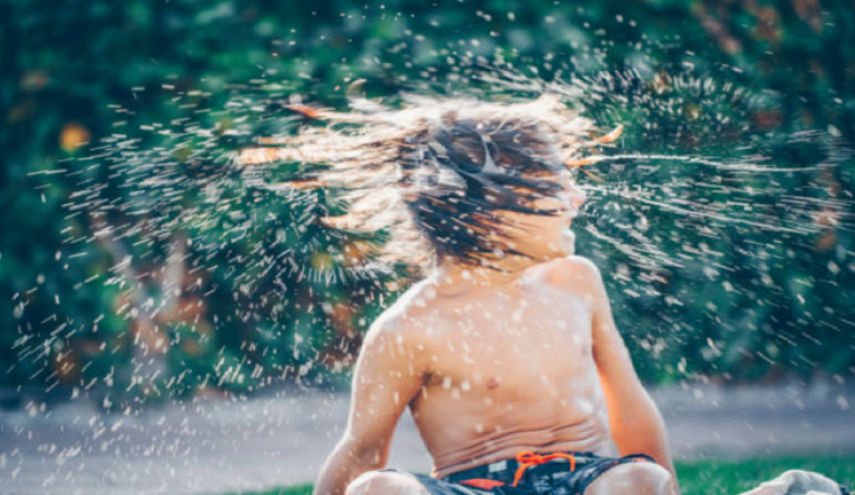 أخطار هز الرأس لإخراج الماء من الأذنين