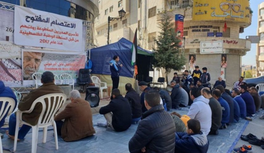فلسطين... المحررون المضربون عن الطعام يرتدون اكفانهم ويكتبون وصاياهام