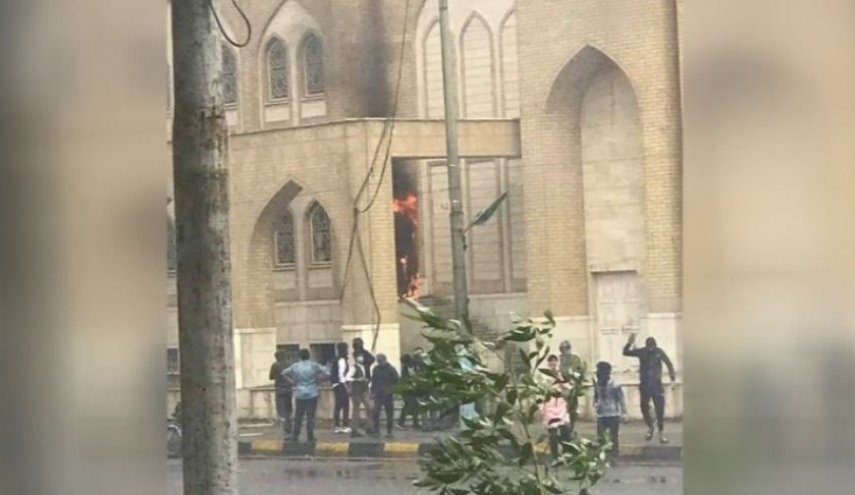 بالصور.. الدفاع المدني يخمد حريقاً اضرم بمرقد الحكيم بالنجف