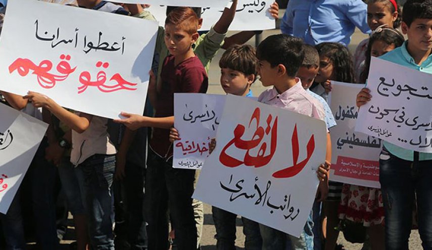 الاسرى المقطوعة رواتبهم يعلقون اضرابهم عن الماء

