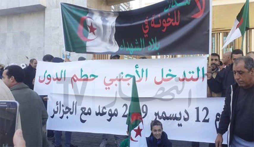 الجزائر .. مسيرة سلمية دعما للإنتخابات الرئاسية ورفضا للائحة البرلمان الأوروبي 